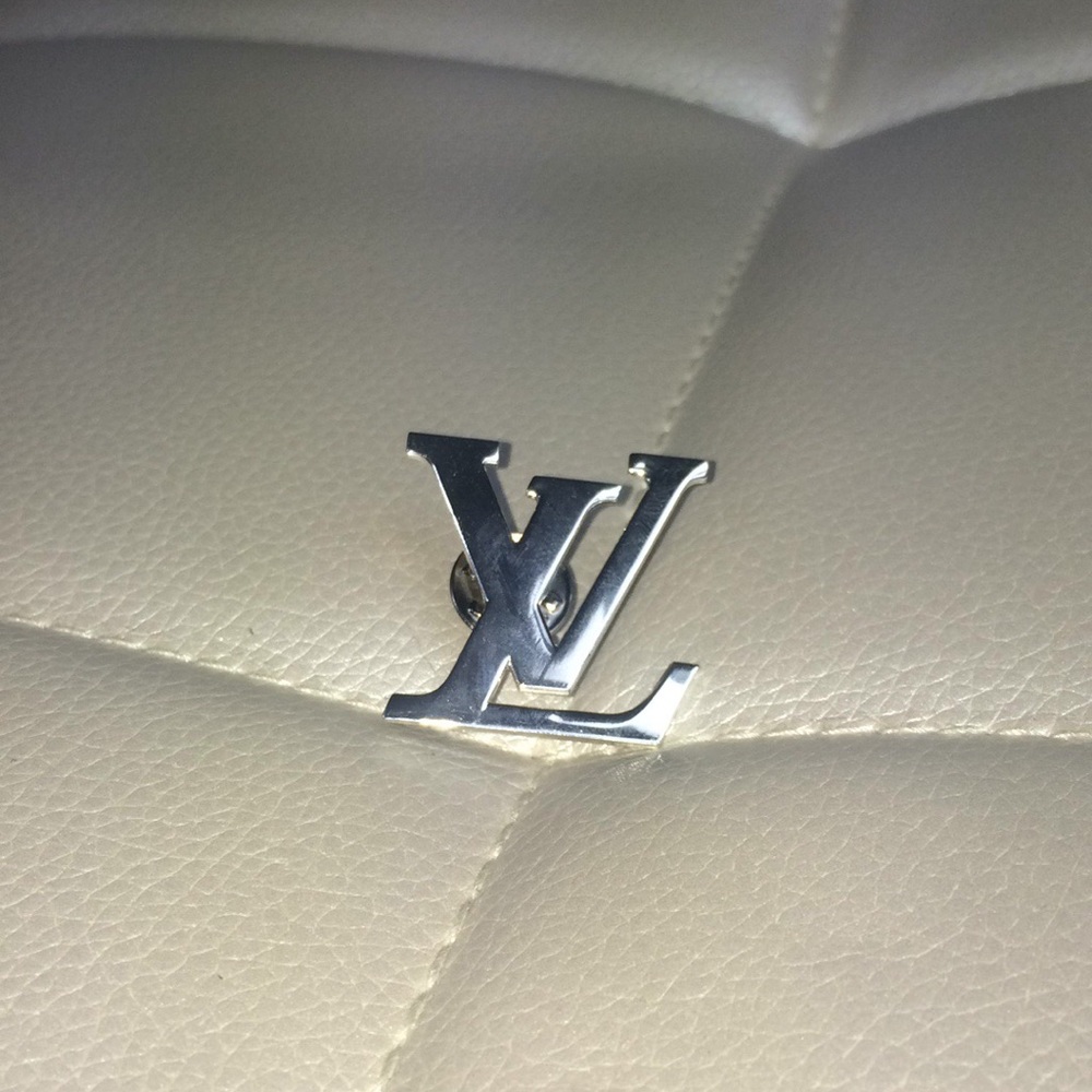 Louis Vuitton pin silver color counter staff - Picture 2 of 7